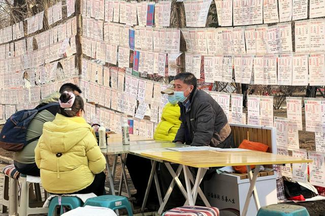 中国の公園に「婚活」アピールの紙ずらり　親は懸命、若者は嫌悪感